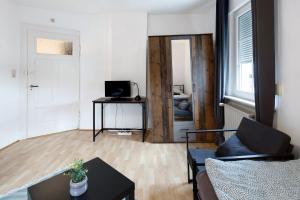 a living room with a couch and a table at Vogelsberger Bett 5 die 2 links in Alsfeld