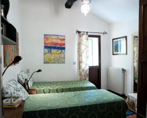 - une chambre avec 2 lits et une fenêtre dans l'établissement Casa del Pastore, à Stellanello