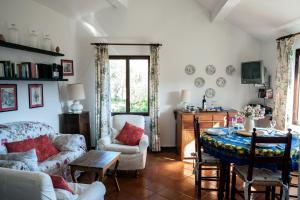 - un salon avec un canapé et une table dans l'établissement Casa del Pastore, à Stellanello