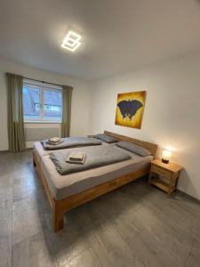 1 dormitorio con 1 cama con una pintura de murciélago en la pared en Messe- und Ferienwohnung Feucht en Feucht