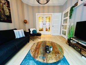 a living room with a couch and a coffee table at Gezellige benedenwoning Singel in Dordrecht