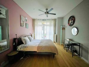 Un dormitorio con una cama y un ventilador de techo. en Stijlvolle benedenwoning Singel, en Dordrecht