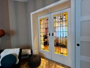 多德雷赫特的住宿－Gezellige benedenwoning Singel，一间设有彩色玻璃门的房间