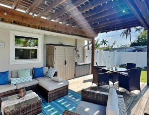 een patio met een bank en een tafel bij The Sea Star in Fort Myers