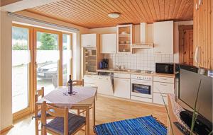 uma cozinha com uma mesa e uma sala de jantar em Awesome Apartment In St, Gallenkirch With Ethernet Internet em Sankt Gallenkirch