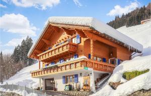 una gran casa de madera en la nieve con nieve en Beautiful Apartment In Sonntag With Kitchen en Sonntag