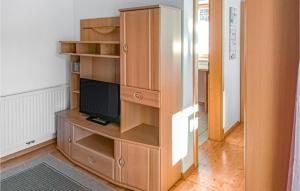 un centro de entretenimiento de madera con TV en una habitación en 2 Bedroom Cozy Apartment In Patsch en Innsbruck