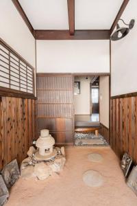 Habitación con una habitación grande con aire acondicionado en KIX House Wakeikan 和憩館, en Izumisano