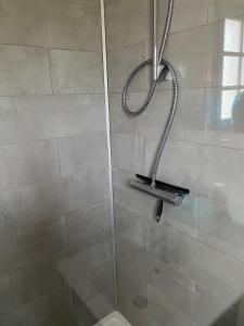 y baño con ducha con cabezal de ducha. en Studio Noirmoutier Plage, en La Guérinière