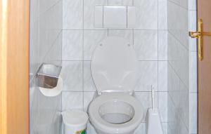 uma casa de banho com um WC e uma escova de WC. em Beautiful Apartment In Kappl With 2 Bedrooms And Wifi em Kappl
