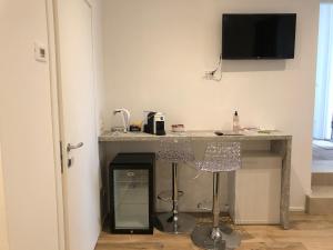 a room with a table with two bar stools at River Inn Arco in Arco