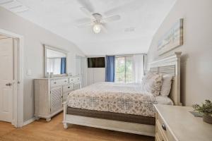 a bedroom with a bed and a ceiling fan at Palm Tree Paradise in Bradenton