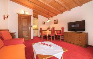 un salon avec une table et une télévision dans l'établissement Nice Apartment In Kirchberg With 1 Bedrooms, à Kirchberg in Tirol