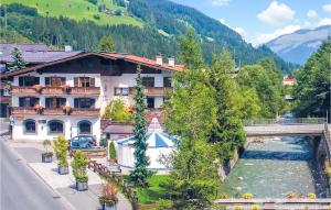 un bâtiment avec un pont à côté d'une rivière dans l'établissement Nice Apartment In Kirchberg With 1 Bedrooms, à Kirchberg in Tirol