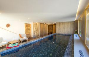une maison avec une piscine au milieu d'une pièce dans l'établissement Résidence Neige et Soleil by Leavetown Vacations, à Les Deux Alpes
