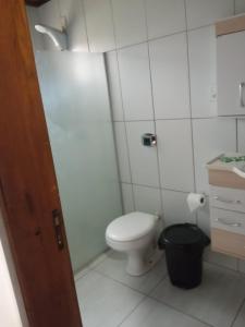 łazienka z toaletą i czarnym koszem na śmieci w obiekcie hotel fazenda ctk w mieście Santa Cruz do Sul