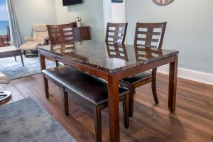 Μια τηλεόραση ή/και κέντρο ψυχαγωγίας στο Spectacular Views & Comfortable Oceanfront 2 Bdrm