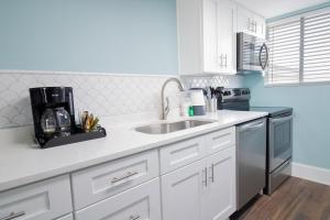 Η κουζίνα ή μικρή κουζίνα στο Spectacular Views & Comfortable Oceanfront 2 Bdrm