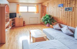 ザンクト・ガレンキルヒにあるNice Apartment In St, Gallenkirch With 2 Bedrooms And Internetのリビングルーム(ソファ、テレビ付)