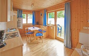 eine Küche mit einem Tisch und Stühlen im Zimmer in der Unterkunft Lovely Apartment In St, Gallenkirch With Kitchen in Sankt Gallenkirch