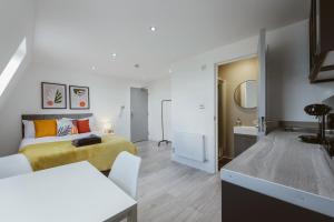 - une chambre avec un lit et un lavabo dans l'établissement Fulham Guest Studios 268, à Londres