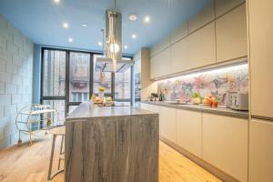 Кухня или мини-кухня в Hammock Heights! Hot Tub,Private Garage,CityCentre
