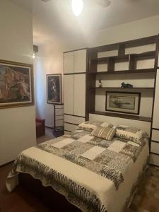 a bedroom with a large bed in a room at Vista para o mar Copacabana in Rio de Janeiro +1 photo