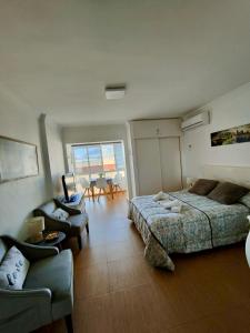 una grande camera da letto con un letto e un divano di Agata Beach a Benalmádena