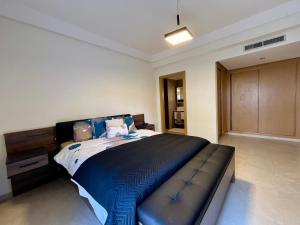 een slaapkamer met een groot bed in een kamer bij Sunset Lover Sea View Luxury Apartment in Tanger