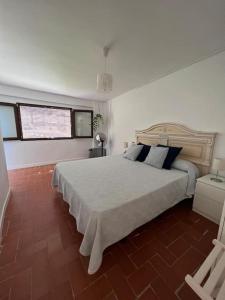 een slaapkamer met een groot bed en een raam bij Apto. Rural Cielo. Al lado Torre in Jérica