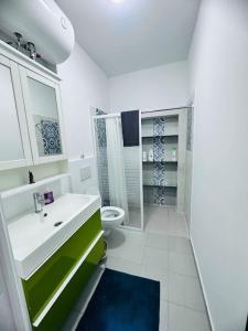 y baño con lavabo blanco y aseo. en Cosy appartement près du centre, en Bruselas