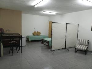 Pokój z pokojem z łóżkiem i biurkiem w obiekcie B&B Luján de Cuyo w mieście Lujan de Cuyo