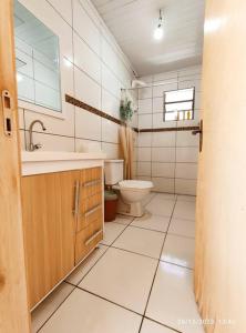 een badkamer met een wastafel en een toilet bij Casa de campo, Piscina e Cristo in Encantado