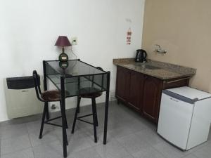 盧漢德庫約的住宿－B&B Luján de Cuyo，厨房里的玻璃桌和椅子