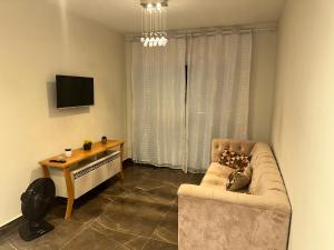 un soggiorno con divano e tavolo di Apartamento espaçoso a Cabo Frio