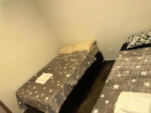 2 Letti in una piccola stanza con stelle di Apartamento espaçoso a Cabo Frio