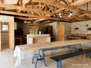 een grote houten tafel in een grote kamer bij Casa de campo, Piscina e Cristo in Encantado