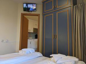 a bedroom with a bed and a tv on the wall at Yachthafenresidenz-Wohnung-8304-860 in Kühlungsborn