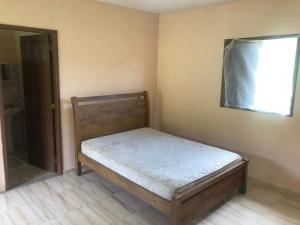 een slaapkamer met een bed in de hoek van een kamer bij Rancho Nova Esperança 