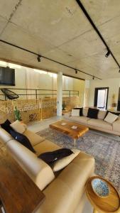 uma sala de estar com um sofá e uma mesa em Luxury Villas Giardino Lozenetz em Lozenets