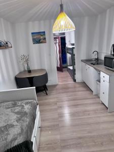 Pokój z kuchnią, łóżkiem i stołem w obiekcie Appart à quelques pas de la mer w mieście La Grande-Motte