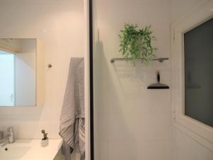 ein Bad mit einer Dusche mit einer Pflanze in der Unterkunft Apartamento Roses, 2 dormitorios, 6 personas - ES-228-124 in Roses