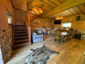 a living room with a kitchen and a dining room at Salu Jahimaja in Soontaga