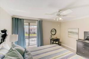 Televisyen dan/atau pusat hiburan di *Steps to Beach, Heated Pool, Balcony, Amenities*