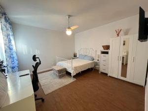 um quarto branco com uma cama e uma cómoda em Addendum B&B em Pescara