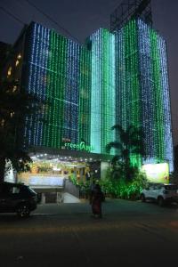 un gran edificio cubierto de luces verdes y azules en Hotel green apple en Visakhapatnam