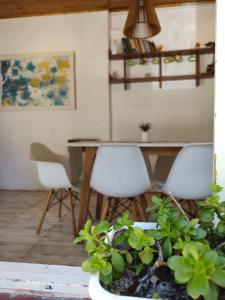 comedor con mesa y sillas blancas en Las Flores, casa del cerro en Potrerillos
