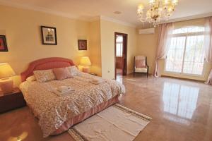 Postel nebo postele na pokoji v ubytování TESS Villa Paradise + 35 fotografií