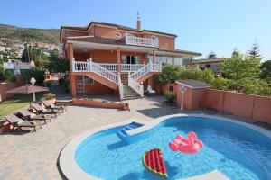 una casa con piscina frente a una casa en TESS Villa Paradise, en Alhaurín de la Torre