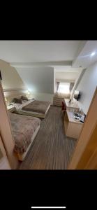 Großes Zimmer mit 2 Betten und einem Schreibtisch. in der Unterkunft Apartmani Dušica Konaci Kopaonik in Kopaonik